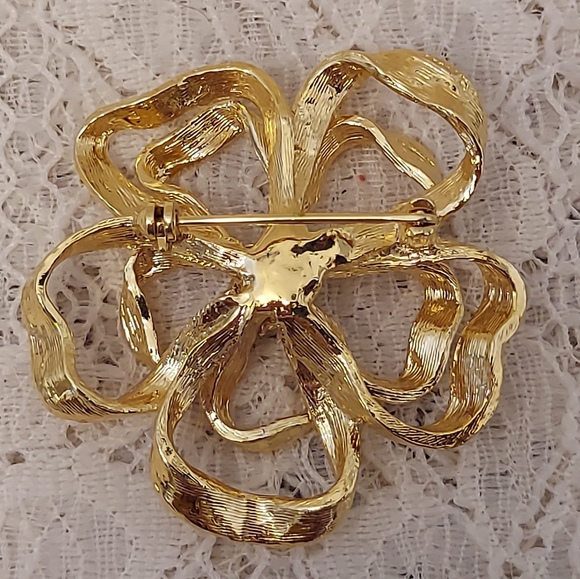 Beautiful Bow Brooch or Pin Ornate Gold Tone w Faux Pearls - Picture 4 of 4